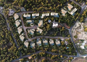 Vista aérea de las residencias de lujo Can Aubarca en Ibiza diseñadas para Touza Arquitectos
